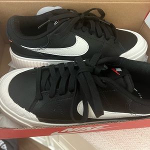 Women’s Nike Court Legacy lift sneakers
